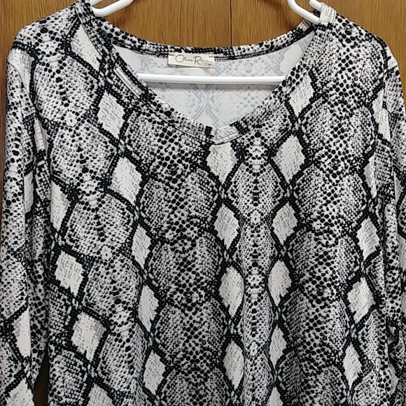 Snake skin print 3/4 sleeve top - Picture 2 of 4